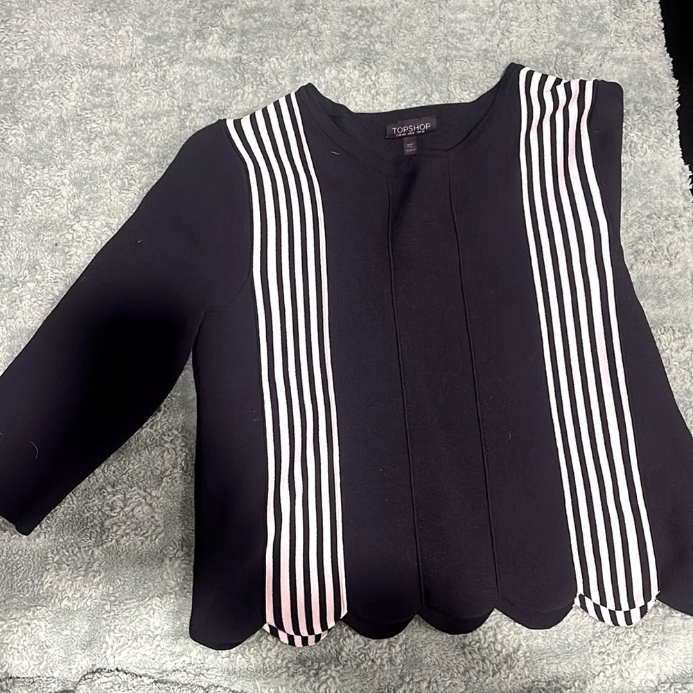 Top shop size 8 slightly cropped top. Has stretch to the shirt.